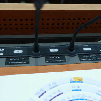 referenca-TSE-vlada-RS-parlament-glasovanje-na-daljavo-konferencni-sistem-hibridne-seje-na-daljavo.png