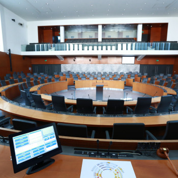 referenca-TSE-vlada-RS-parlament-glasovanje-na-daljavo-konferencni-sistem-hibridne-seje-na-daljavo.png