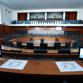 referenca-TSE-vlada-RS-parlament-glasovanje-na-daljavo-konferencni-sistem-hibridne-seje-na-daljavo.png