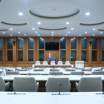 referenca-TSE-vlada-RS-parlament-glasovanje-na-daljavo-konferencni-sistem-hibridne-seje-na-daljavo.png
