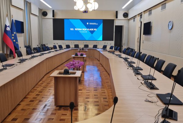 referenca TSE Vlada republike Slovenije konferenčni sistem hibridno na daljavo